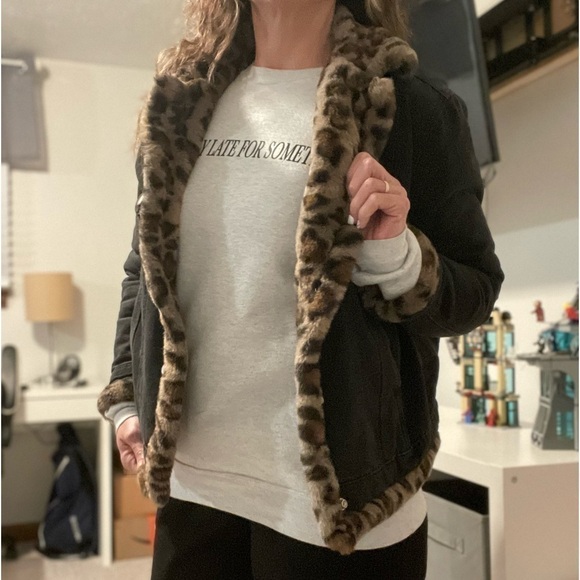 Oversized Denim Jacket with Leopard (faux) Fur Lining - Picture 4 of 9